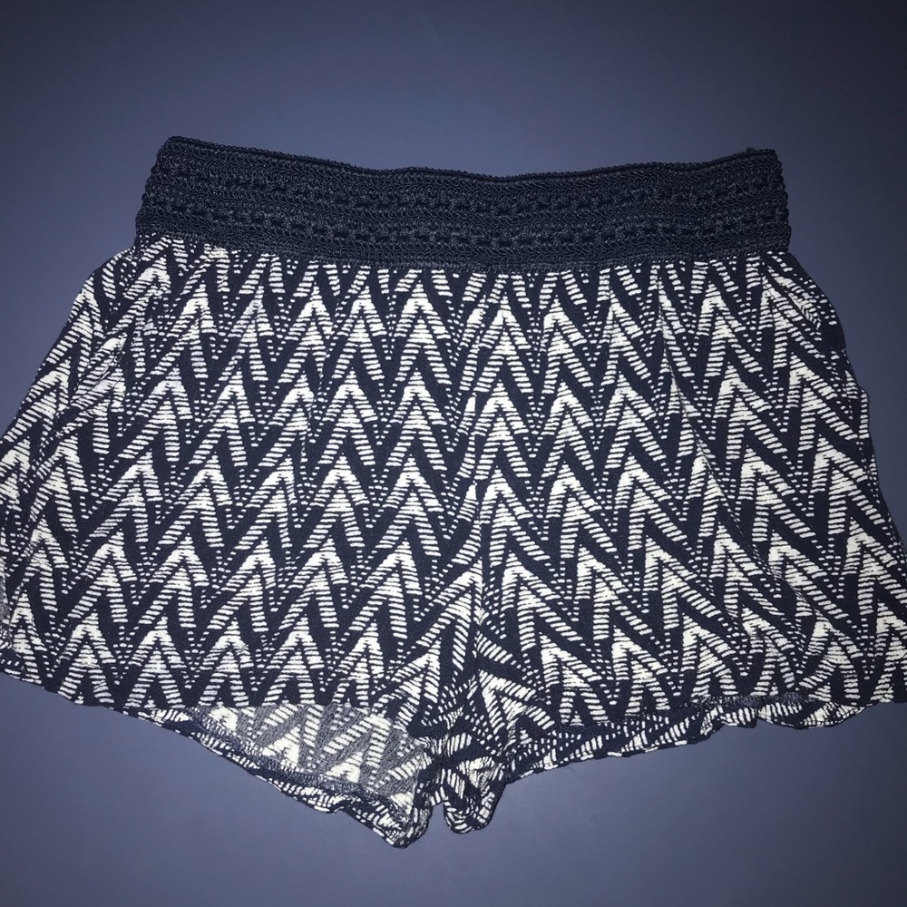 FLOWY SHORTS (NAVY X WHITE) SIZE SMALL